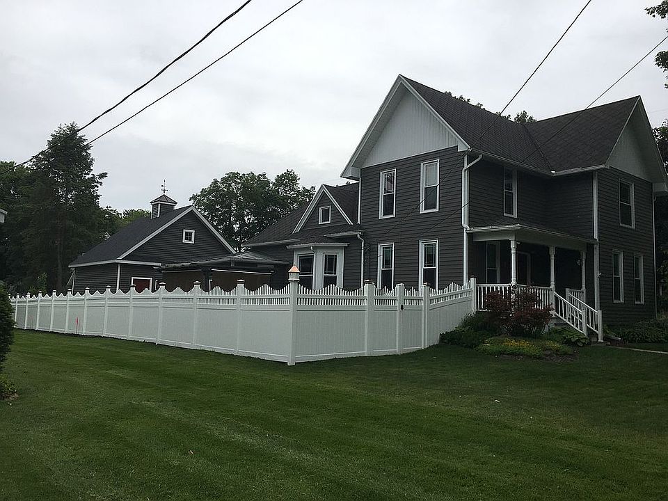 1st image of 404 Emmons St SE