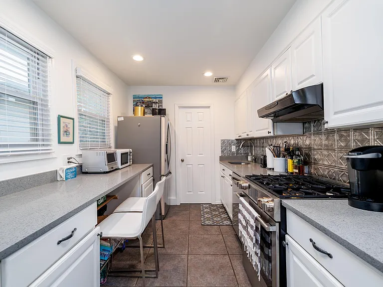 38 California St — Photo 11