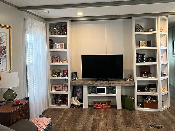 5th image of 135 Poplar Cir