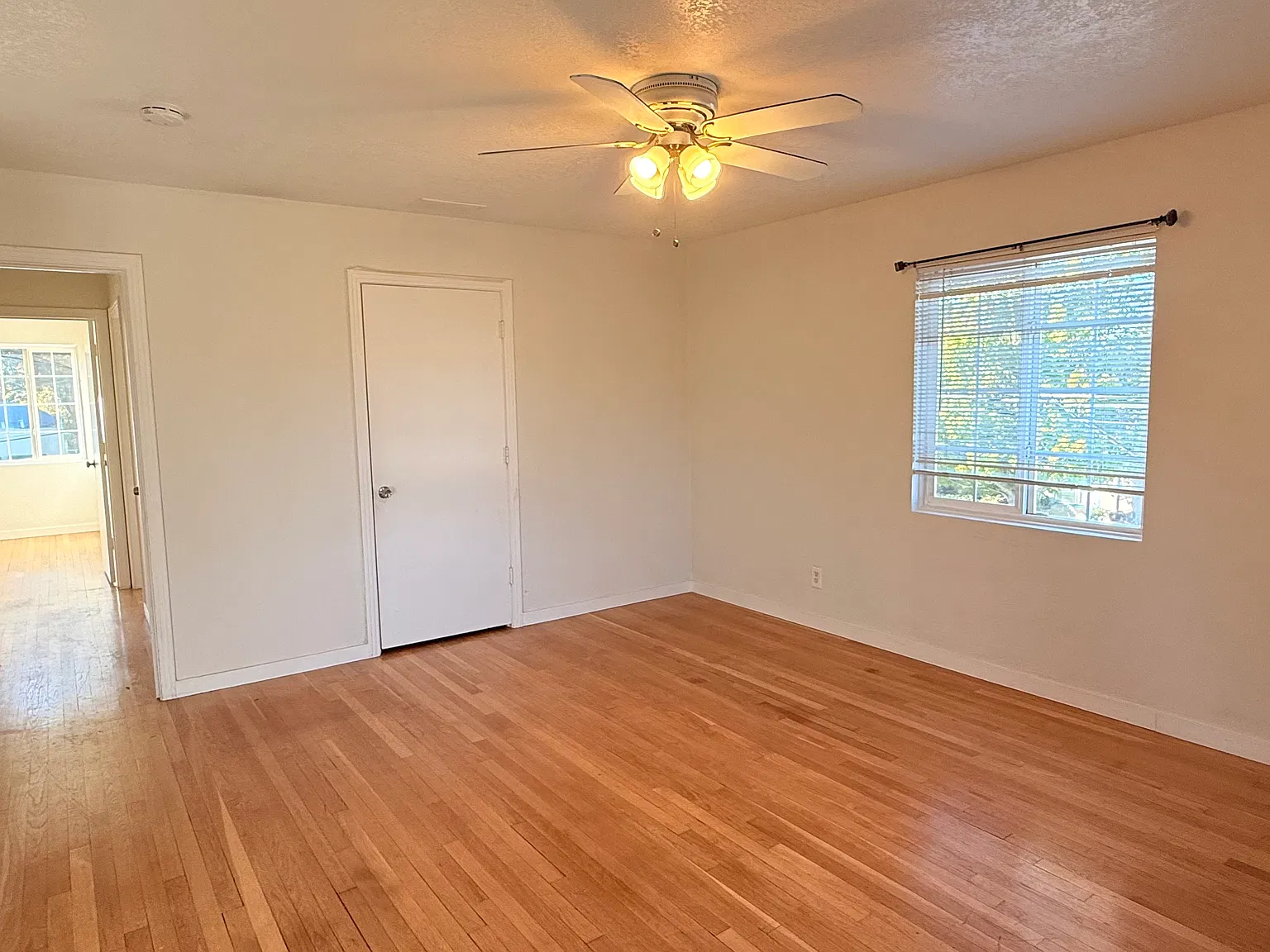 2 bed, 900 sqft, $3,180 — Photo 4