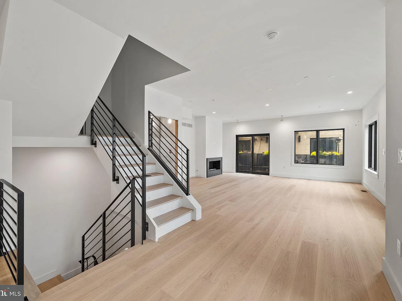 5 bed, 6.0 bath, 4687 sqft, $8,500 — Photo 3
