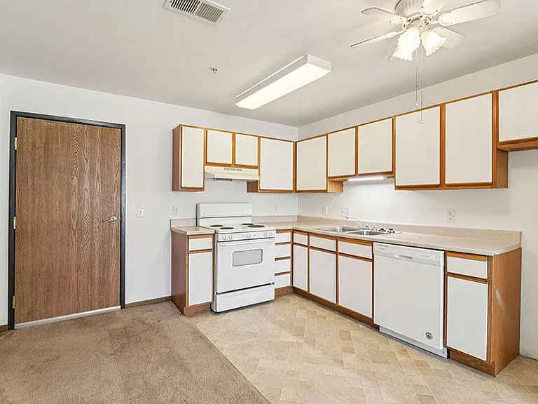 Wyndam Place Senior Residence - Lawrence — Photo 10