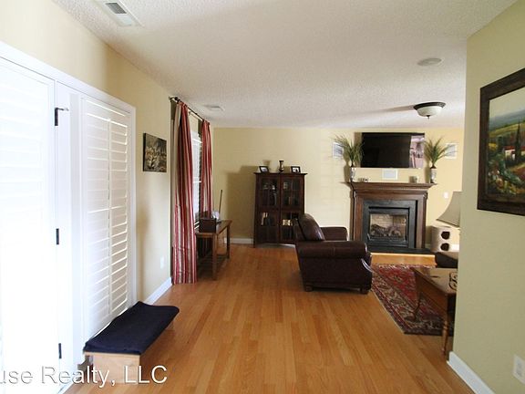 5th image of 527 Annalinde Ln