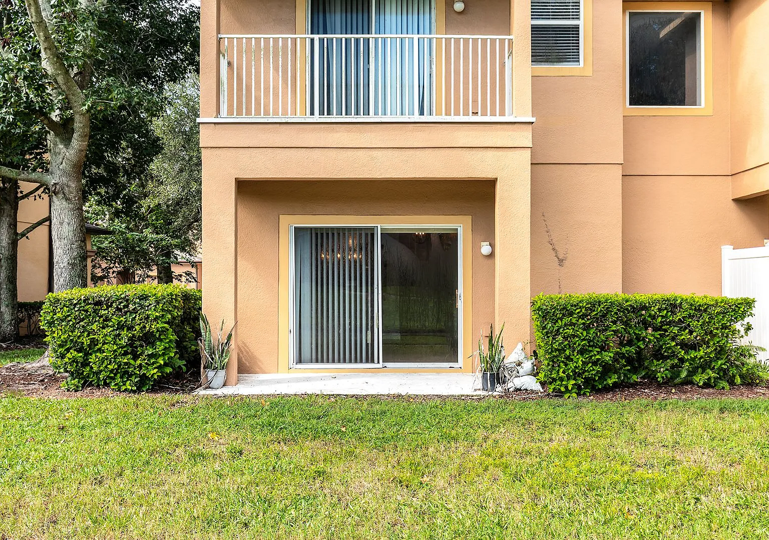 Super Location For This 2 Story 3 Bdrm Townhouse!! — Photo 3