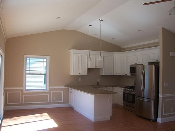 3rd image of 122 Morning Glory Ln
