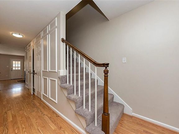 2nd image of 1018 Llewellyn Mews