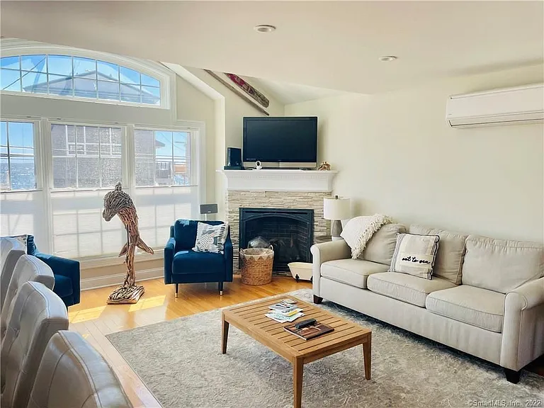 28 Beach Rd W — Photo 16