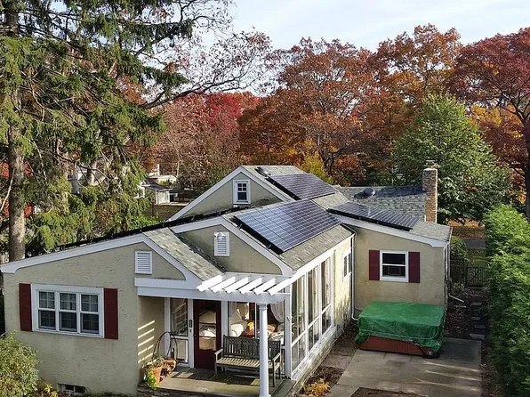 487 Peters Blvd, Brightwaters, NY 11718