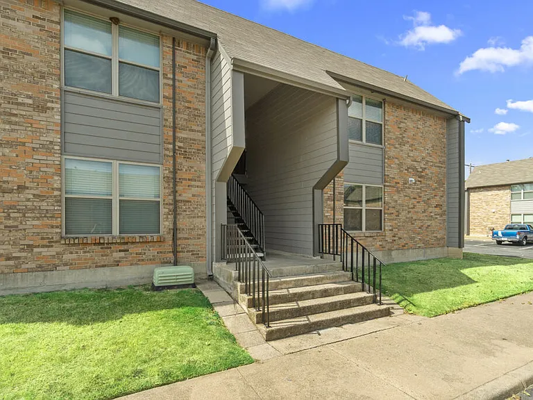 Cleburne Plaza — Photo 9
