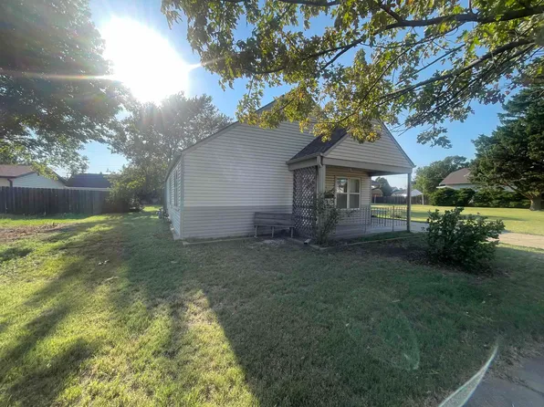 1014 N Maple St, Russell, KS 67665