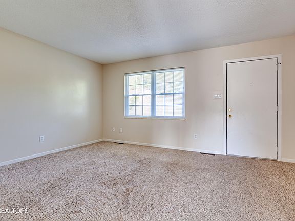 3rd image of 105 Tracy Ln