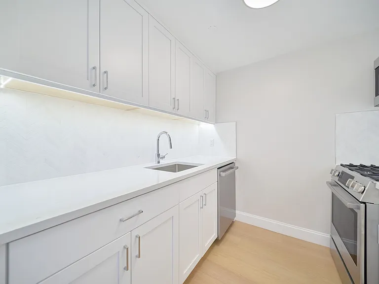 160 Riverside Blvd #10J — Photo 6