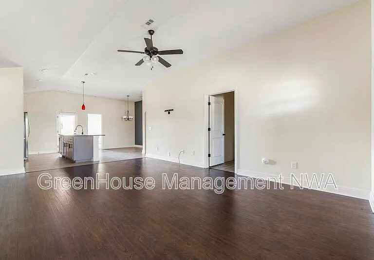 6111 NW McClellen St — Photo 5