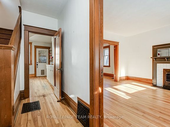 4th image of 995 Gladstone Ave