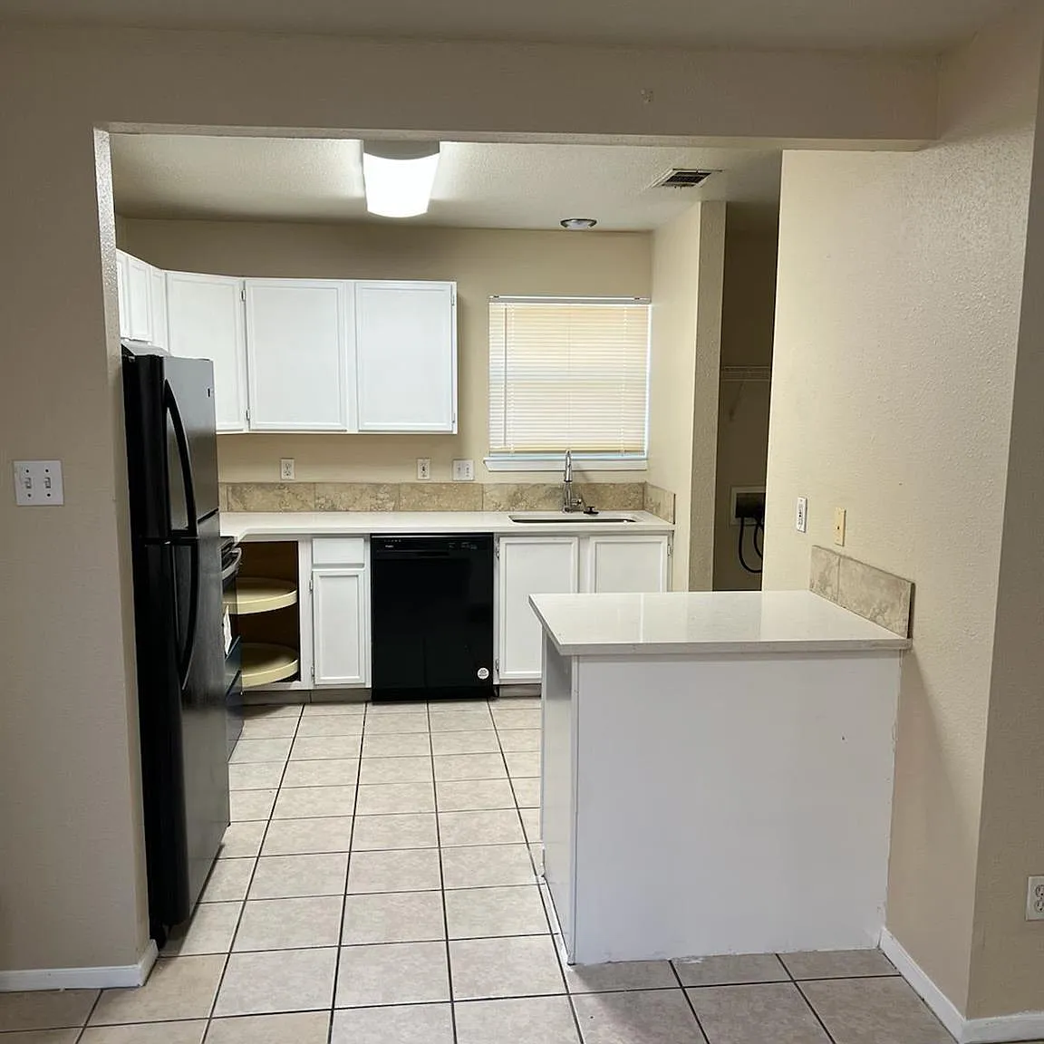 2 bed, 2.0 bath, 4096 sqft, $1,095 — Photo 3