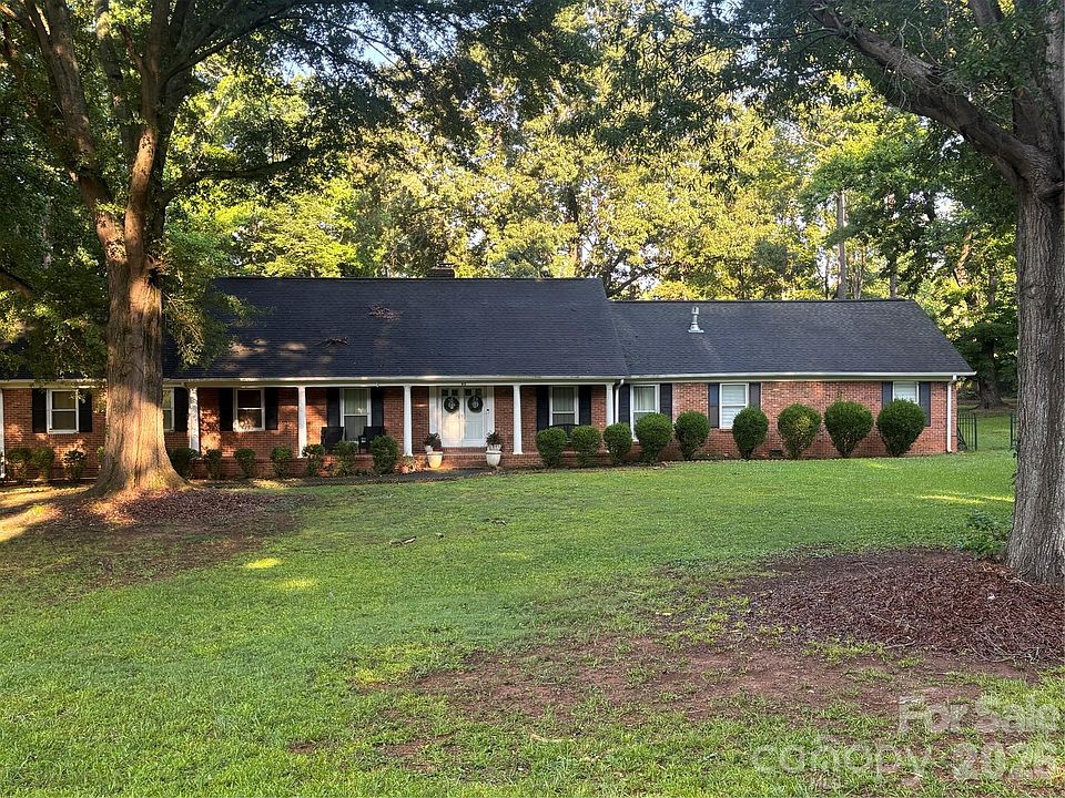 1st image of 412 Brackenbury Ln