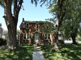 902 6th Ave S, Clinton, IA 52732