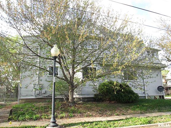 4th image of 2125 N Linn St #2127