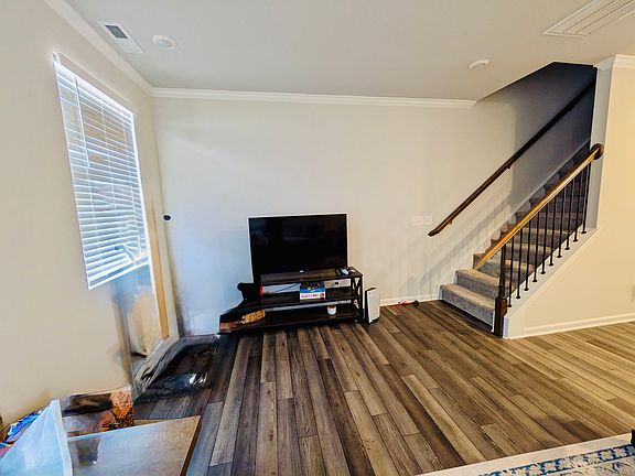 5th image of 401 Deercroft Dr