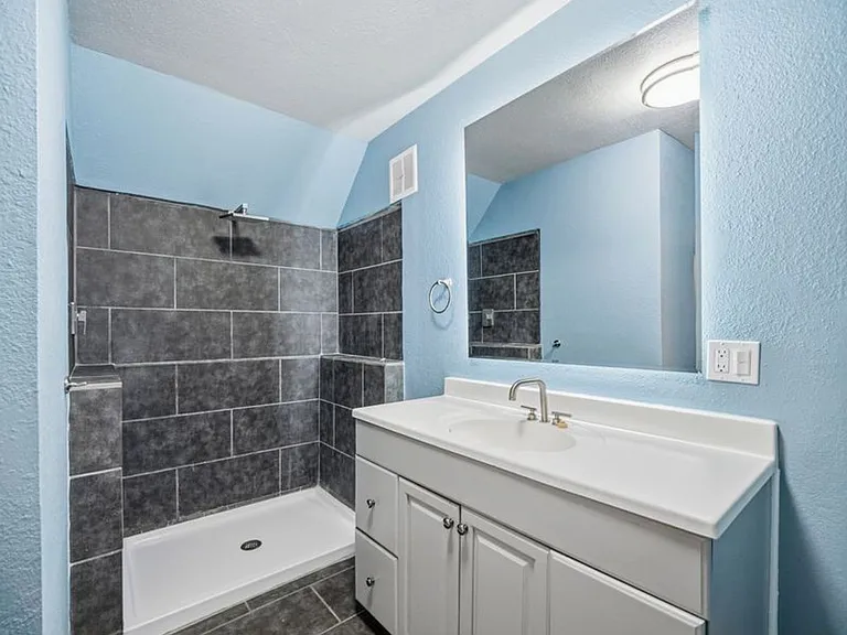 1123 E Indiana Ave — Photo 24
