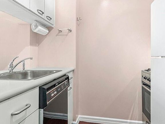 4th image of 350 W 50th St APT 19A