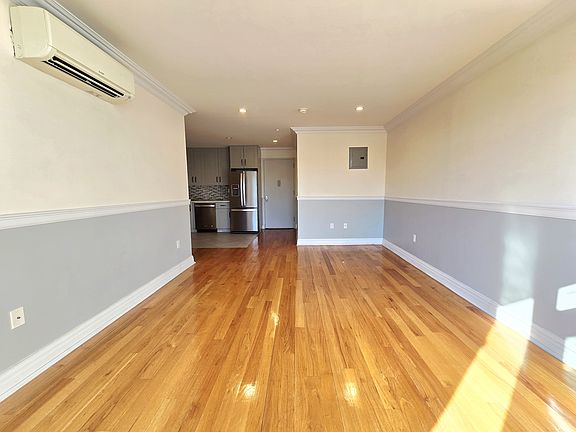 3rd image of 564 19th St #4C