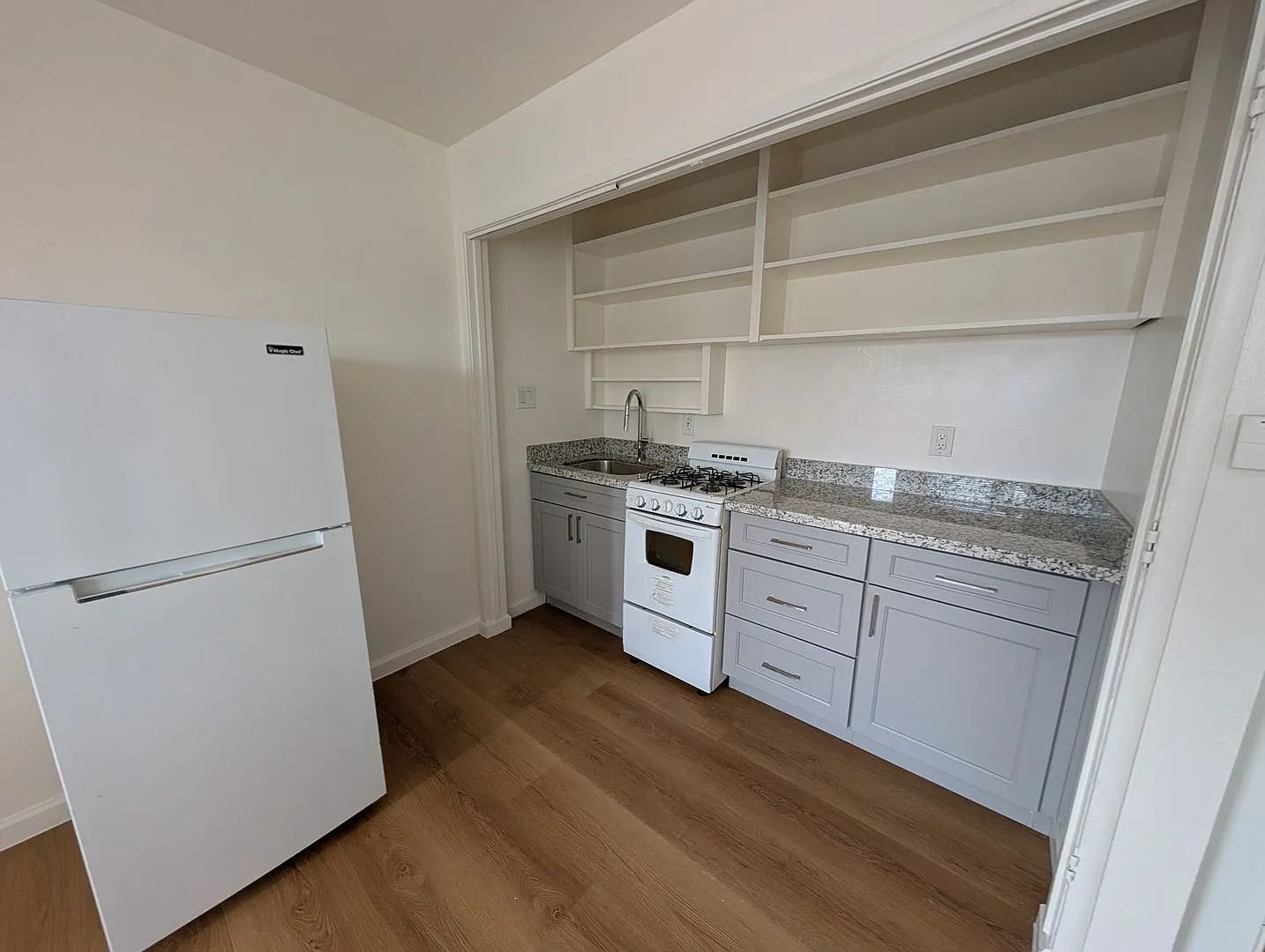 Comfortable one bedroom unit, convenient location to shopping and transportation — Photo 3