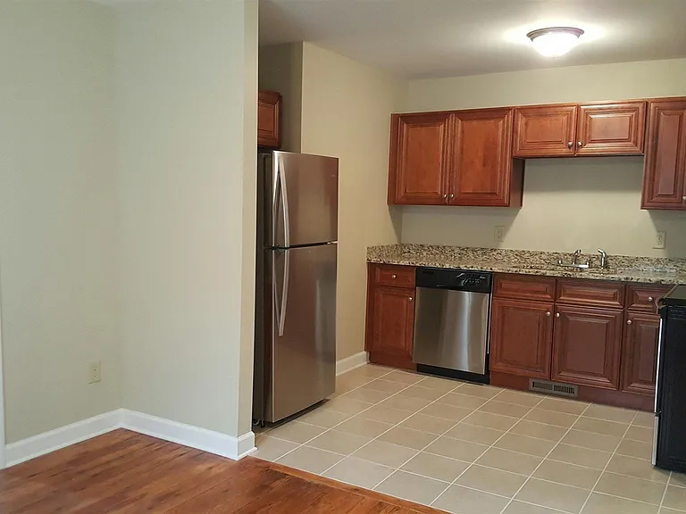 1102 Fowler St — Photo 2