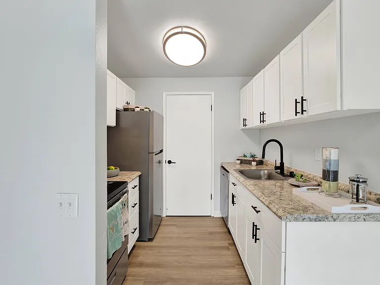 Capri Apartments — Photo 33