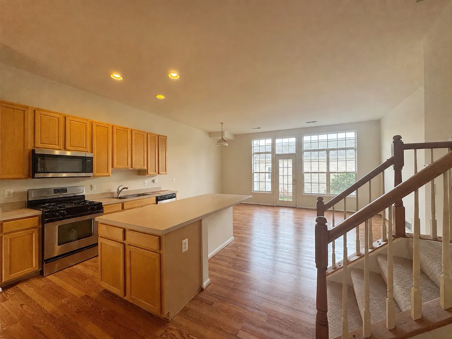 3 bed, 2.5 bath, 2200 sqft, $3,195 — Photo 4