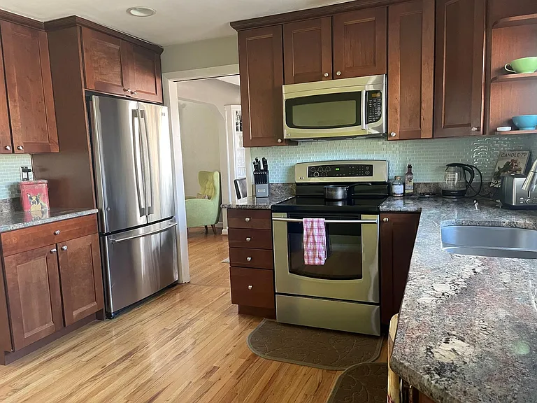 1290 Glencoe St — Photo 11