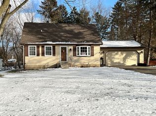 1870 Birchcrest Rd, Waterford, MI 48328