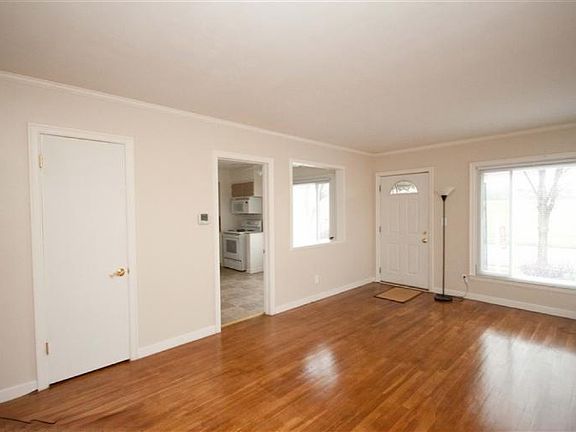 4th image of 1019 Evelyn St SE