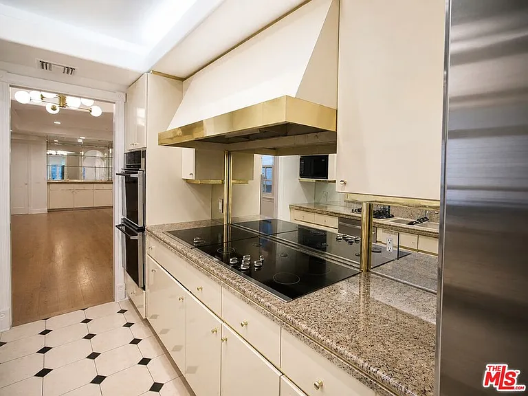 342 N Palm Dr #201 — Photo 34