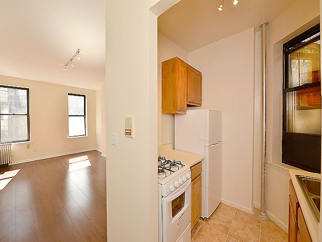 2nd image of 354 W 48th St APT 3RW