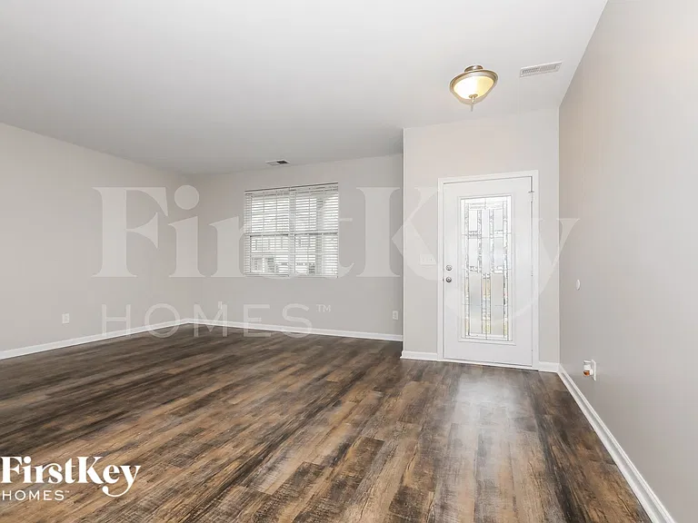 1008 Rural Farm Rd — Photo 2