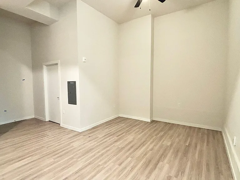 Vibrant Studio Apartment - Belmont St — Photo 42