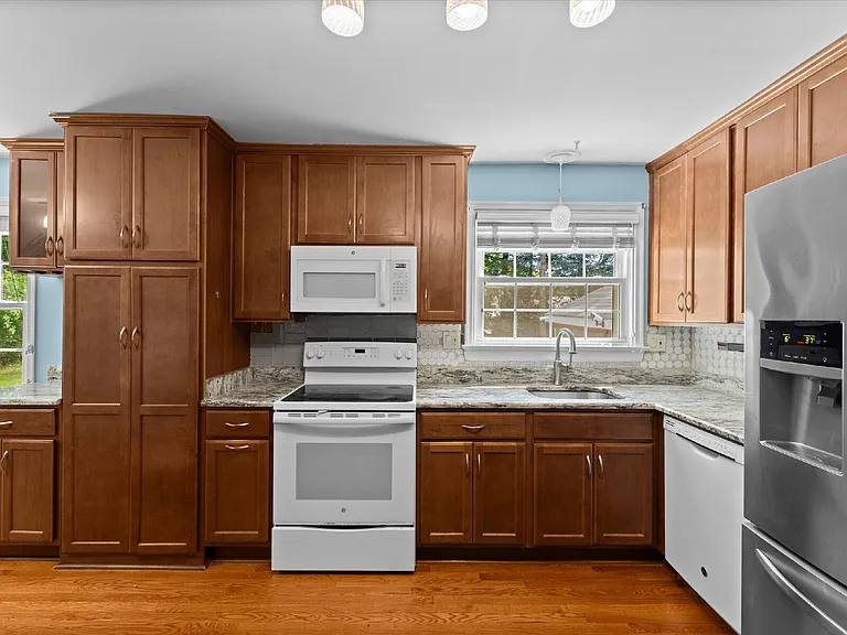 2220 Lauderdale Dr — Photo 14
