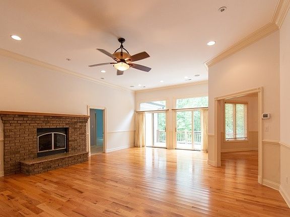 3rd image of 160 Merry Oaks Ln