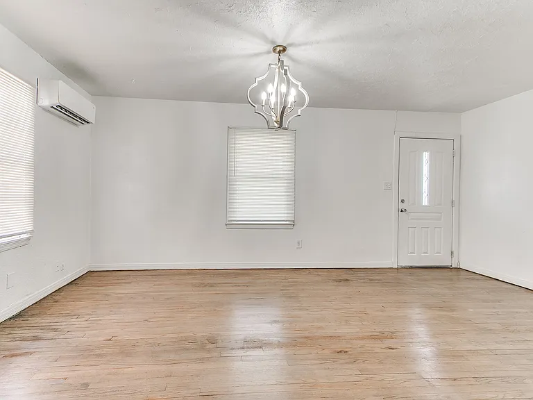 1321 Bellevidere Dr — Photo 3
