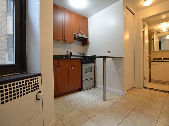 3rd image of 108 E 38th St APT 200