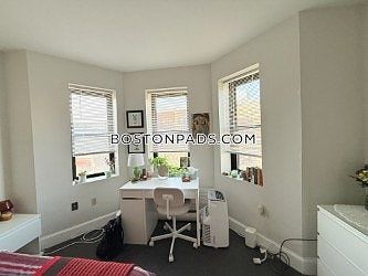 4th image of 829 Beacon St APT 3