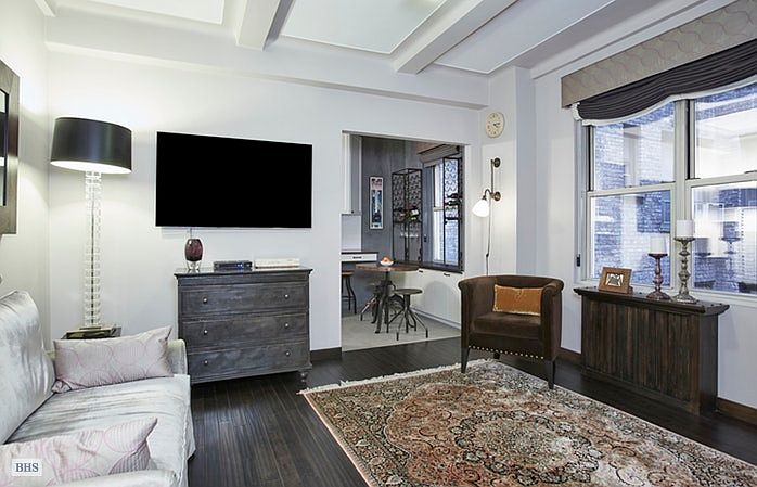 1st image of 25 W 64th St