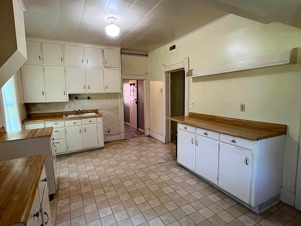 10th image of 825 Ballard St