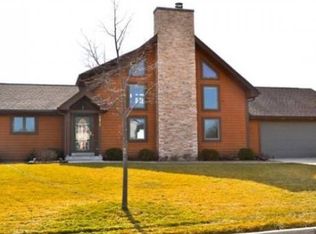 7815 W Briarwood Dr, Franklin, WI 53132