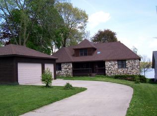 42527 N Woodbine Ave, Antioch, IL 60002