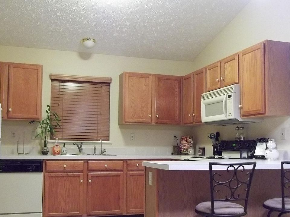 Spacious kitchen (barstools not included)