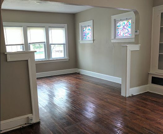 5th image of 2208 Wyandotte Ave #Down