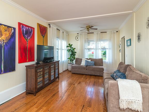 3rd image of 17 Thompson Ave