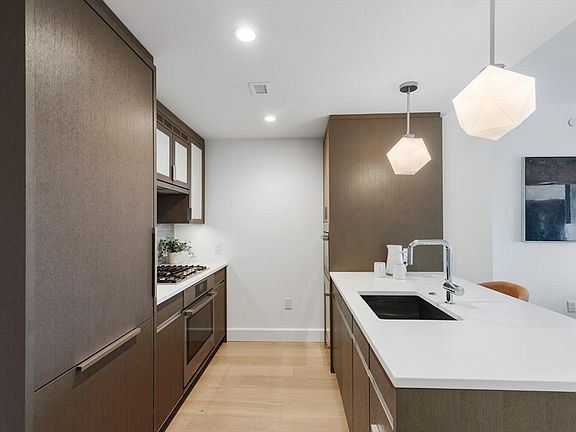 2nd image of 100 Lovejoy Wharf Unit 8H